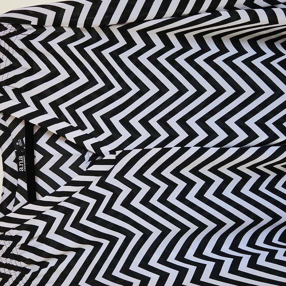 a.n.a.- Flowy Black & White Chevron Pattern Top - Medium - Picture 3 of 5
